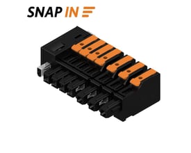 Weidmüllers 7-polede hybridstik til printtilslutning ses skråt forfra med sort hus og orange SNAP IN-klemmer.