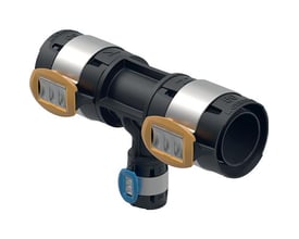 Geberit FlowFit T-stykke i sort PPSU, der viser de sorte rørstykker med detaljer som clips og dimensioner.