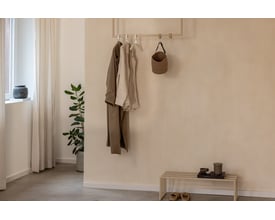 Metallbude Rubi lofthængt tøjstativ i beige metal med 120 cm bredde, vist med tøj og en kurv.