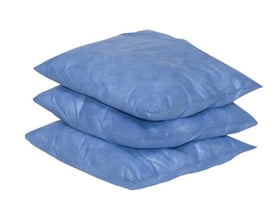 Blå olieabsorberingspuder til olie og oliebaserede produkter ligger stablet; hver pude måler 40 x 40 cm og sælges i 16 stk.