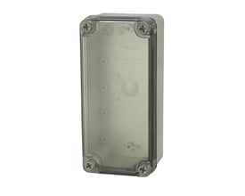 Fibox Piccolo montagekasse 80x170x65 mm i polycarbonat med transparent låg og synlige skruer på en hvid baggrund.