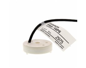 Omron væskelækagepunktsensor med hvid polyethylen kappe, sort kabel og mærkat med produktinfo.