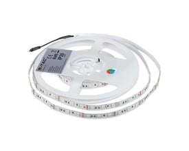 V-TAC RGB LED-strip fra siden på spolen, med mærkat der angiver IP20 klassificering.