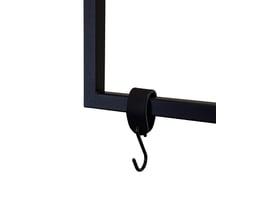 Metallbude S-krog i sort læder med sort metal S-krog, vist på en sort metalstang med hvid baggrund.