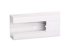 OptiLine 45 installationskanal i polarhvid PVC, 95x55 mm og 2 meter lang, med en åben front og monteringsspor.