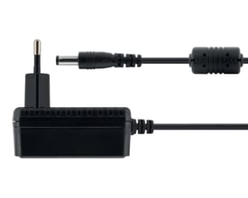 Sort Deltaco-strømforsyning på 5 V og 3 A med adapter, kabel og rundt DC-stik.