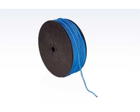Roliba blå flisesnor 5mm tyk og 220 meter lang, viklet på en sort flangespole med et hjerte-design.