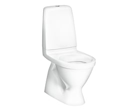 Hvidt Gustavsberg Oceanic gulvtoilet med skjult S-lås set skråt forfra, så skål og cisterne er synlige.