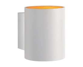 SpectrumLED Squalla Tube G9-væglampe i hvid med cylinderformet skærm og synlig orange inderside.