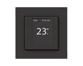 mTouch One termostat og regulator i polarhvid (RAL9010) med sort digitalt display, der viser 23 grader. Møblerne er lavet af plast.