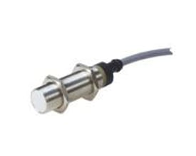 Carlo Gavazzi M18-induktivaftaster IA18ELF05UC med 5 mm rækkevidde, metalhus og kabel, set skråt fra siden.