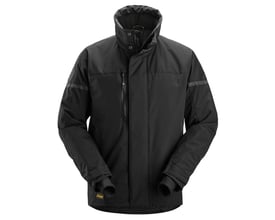 Sort Snickers Workwear AllroundWork vinterjakke 1106 i XL set forfra med høj krave, lynlåslomme og refleksstriber.