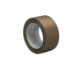 Brun rulle 3M antifriktionstape 5451, 50 mm x 33 meter, set skråt med den oprullede tape synlig.