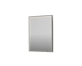 Sanibell INK SP19 spejl 60x80 cm med børstet rustfri aluramme og integreret, dæmpbar LED-belysning der lyser indefra rammen.