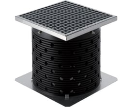 Geberit Pluvia tilbehørssæt til tagbrønd med firkantet rist i rustfrit stål og sort perforeret cylinder.