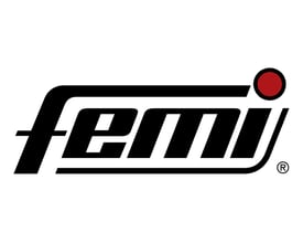Logo for Femi, et moderne og stiliseret logo med sort skrift og en rød cirkel.
