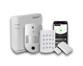 TrueGuard SmartBox startpakke samlet: alarmpanel, bevægelsessensor med kamera, udendørs tastatur, mikro dørkontakt og smartphone med TrueConnect app.