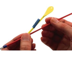 Weidmüller montageværktøj SF-Tool 1 til SF 1 ledningsmærker, vist i brug med en hånd der holder en rød kabel med blå terminal.