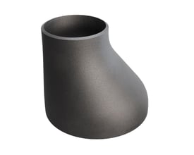 Nærbillede af Indura svejsereduktion, visende den glatte overflade og den gradvise overgang mellem de to rørdimensioner.