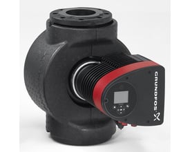 Grundfos Magna3 100-100 F 450 cirkulationspumpe set fra siden med fokus på det sorte støbejernshus og den røde front med display.
