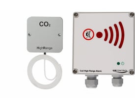 CO2 High Range Alarm er et komplet CO2-gasdetektorsystem med sensor, oprullet kabel og alarmboks med røde alarmsymboler.