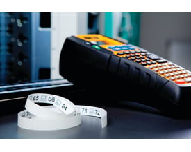 DYMO® Rhino 5200 Pro labelprinter med en rulle af etiketter med numre og symboler, klar til brug.