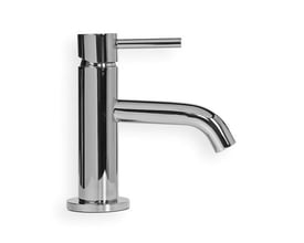 Elegant krom servantearmatur med et vandforbrug på 6 liter i minuttet, vist på hvid baggrund.