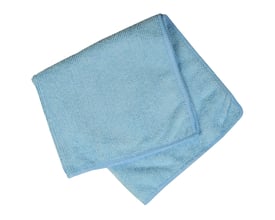 Blå mikrofiberklud i størrelsen 32x32cm, vist foldet med en lys blå kant på hvid baggrund.