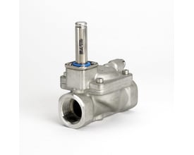 Rustfri stål magnetventil fra Danfoss, model EV220BW, set fra siden med G1 gevind og mærkat på toppen.