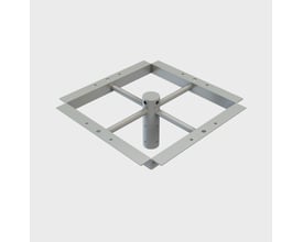 Projektørtravers til 4 projektører, fremstillet af varmforzinket stål til Ø76 top, med synlige monteringshuller.