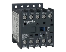 Nærbillede af Schneider Electric hjælperelæ, CA3KN 22BD3, med tydeligt mærkede 24V DC terminaler og 2NO+2NC kontakter.