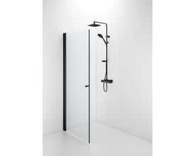 Contura Shower Space enkel svingdør i frostet glas med matsorte profiler, vist monteret åbent ved bruser.