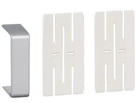 Lauritz Knudsen OL45 udjævningssæt i aluminium sammen med to hvide plastiklåg til installationskanaler.