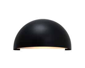 Close-up af Nordlux Scorpius Maxi væglampen i sort plast, der viser den halvcirkelformede skærm og den opadgående lyskilde.