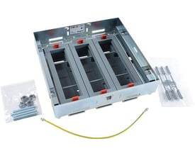 Legrand Gulvboks support, horisontal, 92mm, med 3 rum til moduler, vist med tilbehør som skruer og jordledning.