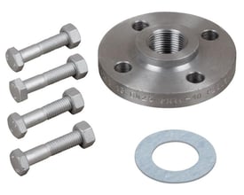 Nærbillede af et Grundfos flangesæt med gevindskåret flange, møtrikker og pakning klar til montering.