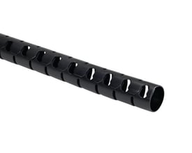 Tæt på HellermannTyton Helawrap HWPP spiralslange i sort PP-materiale, der viser den fleksible struktur og åbninger for kabeludgange.