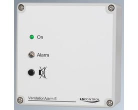 LS Control Ventilationsalarm E, 230VAC / ES 332, hvidt kabinet med grøn 'On' indikator og en 'Alarm' knap/indikator, viser produktets frontpanel.