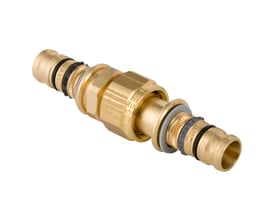 Geberit Mepla RG-union med muffesamling på 20 mm, set skråt med det brede midterstykke og sorte tætningsringe synlige.