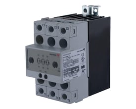 Carlo Gavazzi analogstyret solid-state-relæ med grå front, sorte sider og synlige tilslutningsterminaler.