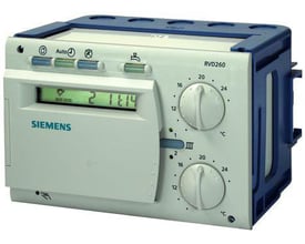 Siemens RVD260-A fjernvarme regulator med digitalt display, to drejeknapper og knapper øverst.