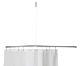 Van Der P Profil2001 forhængstang i sølvfarvet aluminium med loftstøtte til et 90x90cm badeværelse.