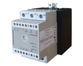 Carlo Gavazzi analogstyret solid-state-relæ med gråt kabinet, synlige tilslutningsklemmer og 3x600 V/2x40 A AC-udgang.