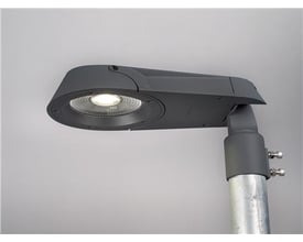 Hide-a-lite Sharp Post LED mastearmatur i antracit med 31W, der lyser med 2950lm på en grå baggrund.