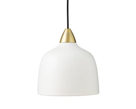 En enkelt Superliving Urban pendel i mat hvid med messing top, præsenteret isoleret på en hvid baggrund med sort ledning.