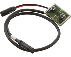 Nærbillede af Oras Bluetooth sensorprintplade med ledning og stik, som passer til Oras Bluetooth armaturer.