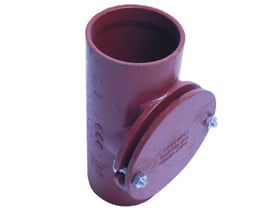 Renserør i støbejern med indvendig epoxy coating og 100mm diameter. Røret er mørkerødt og har en lukket renseklap med to bolte.