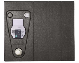 Overside af Roth isolering til gulvvarmeshunt, der viser monterede komponenter som termometer og et mærkat med information om pumpen.