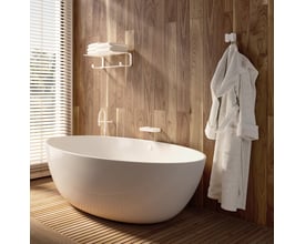 HeFe OUTLINE rektangulær sæbekurv i mat hvid monteret på en smuk trævæg ved siden af et elegant badekar.