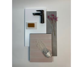 Moodboard med Dansani Mido+ vaskeskab i hvid højglans, armatur, sæbe og fliser i forskellige teksturer.